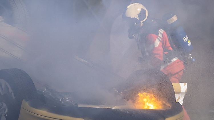 Zum Glück nur eine Übung. Hier trainieren Feuerwehrleute das Löschen eines Elektroautos.