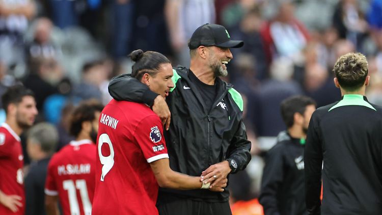 Jürgen Klopp und sein Matchwinner Darwin Nunez.