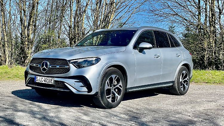 Der Zentralstern ist bei Mercedes gesetzt. Gut erkennbar auch bei hellem Licht: markante Tagfahrleuchten. Auf Wunsch gibt es für den Mercedes GLC Scheinwerfer in adaptiver Ausführung.