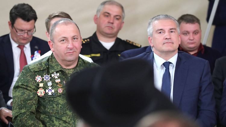 Sergei Aksjonow (r.) ist Besatzungschef der Krim. 