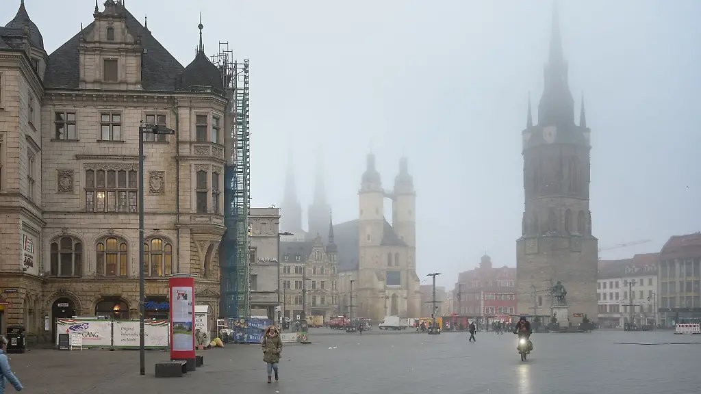 Der-Marktplatz-von-Halle-im-Morgennebel-mit-dem-Roten-Turm-und-der-Marktkirche