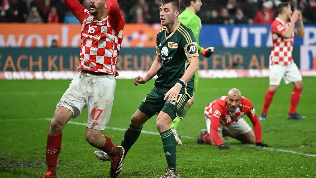 Die-Mainzer-Ludovic-Ajorque-l-r-Karim-Onisiwo-und-Dominik-Kohr-reagieren-nach-einer-vergebenen-Chance