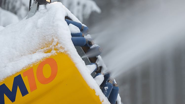 Schneekanone auf dem Erbeskopf: Die künstliche Beschneiung ist keine Dauerlösung des Schneemangel-Problems.