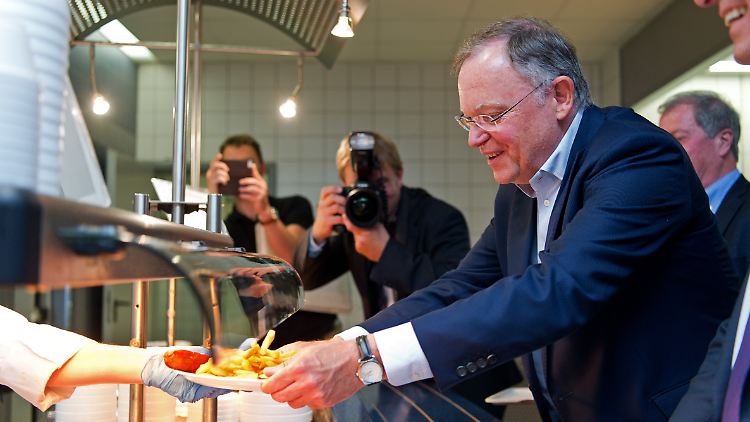 Die Currywurst ist nicht nur bei VW-Mitarbeitern beliebt, sondern auch bei sich volksnah gebenden Politikern. Im Bild: Niedersachsens Ministerpräsident und VW-Aufsichtsrat Stephan Weil bei einem Besuch in Wolfsburg 2016.