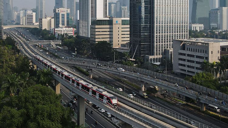 Ein 41,2 Kilometer langes Hochbahnsystem verbindet ab sofort das Zentrum von Jakarta mit mehreren Satellitenstädten. 