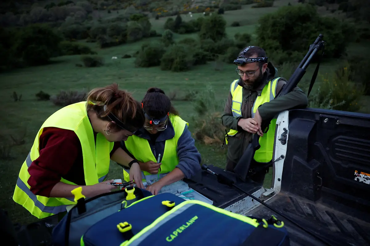 Daniel-Pinto-Laura-Martin-und-Nuria-Foces-bereiten-Narkose-vor