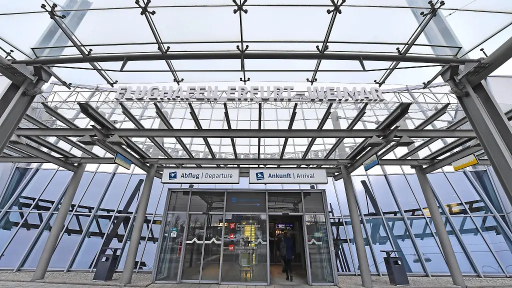 Der-Haupteingang-zum-Flughafen-Erfurt-Weimar