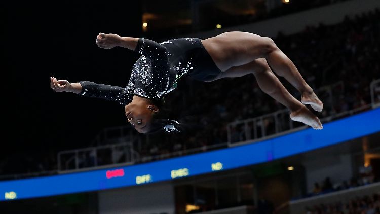 Simone Biles flog zu ihrer achten US-Meisterschaft.