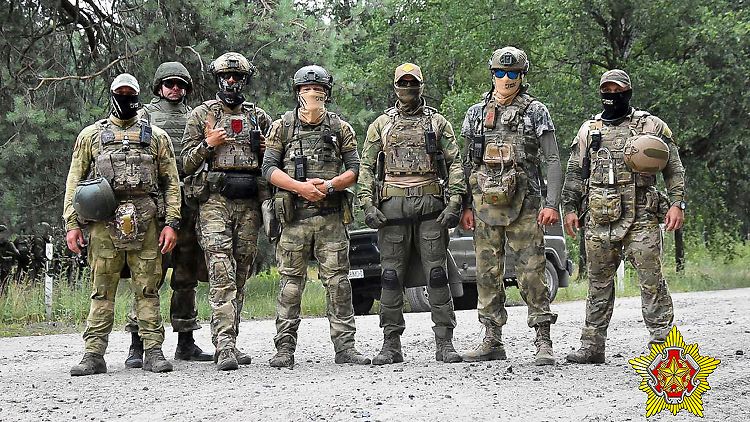 Wagner-Söldner und belarussische Soldaten posieren während eines gemeinsamen Manövers in der Nähe der Grenzstadt Brest. 