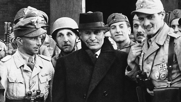 Major Harald Mors (l.) leitet den Einsatz zur Befreiung Mussolinis (M.). Nach der Aktion posiert er mit dem Diktator vor dem Hotel "Campo Imperatore".