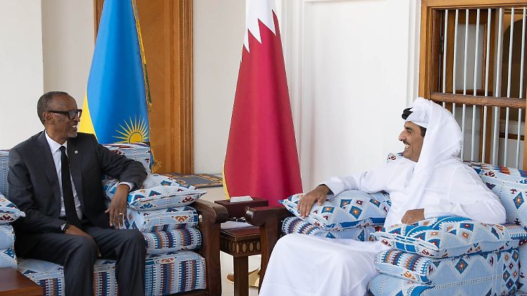 Paul Kagawe und der Emir von Katar (v.l.)