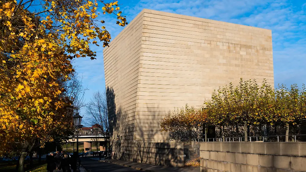 Aussenansicht-des-Areals-der-Synagoge-in-der-saechsischen-Landeshauptstadt