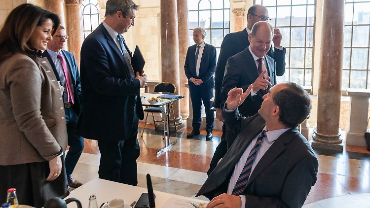 Scholz, damals als Bundesfinanzminister, 2020 bei einer Sitzung in der bayerischen Staatskanzlei mit Aiwanger (sitzend) und Söder.