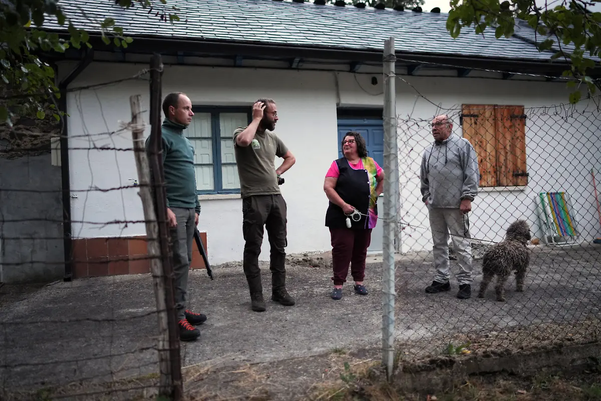 Oscar-Alvarez-und-Daniel-Pinto-sprechen-Paloma-Asensio-und-Aniceto-Ramon