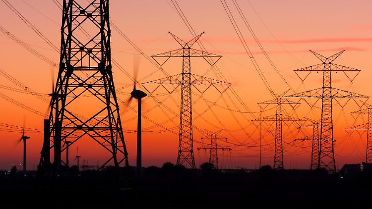 Hinter dem Konzept des Industriestrompreises steckt die Annahme, dass der Ausbau der erneuerbaren Energien  die Stromkosten bald senkt und die Industrie bis dahin nur eine kurzfristige Überbrückungshilfe braucht. 