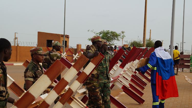 Die nigerianischen Streitkräfte ergreifen in der gesamten Region Sicherheitsmaßnahmen gegen die Putschisten. 