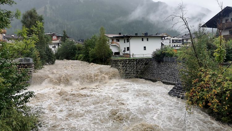 Die Ziller führt bereits erhebliche Wassermassen.