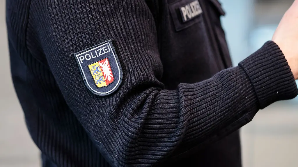Das-Wappen-der-Polizei-Schleswig-Holstein-ist-an-einem-Pullover-eines-Beamten-der-Kooperativen-Regionalleitstelle-Nord-befestigt