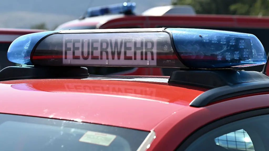 Ein-Feuerwehrfahrzeug-steht-am-Thueringer-Wald