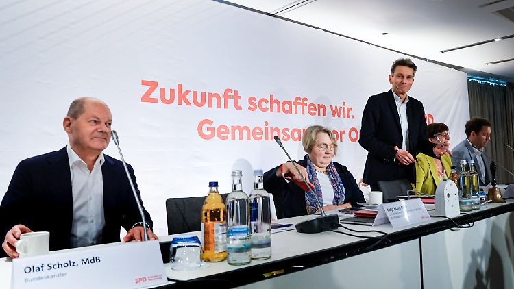 Scholz ist nicht nur Kanzler, sonder auch Mitglied des Bundestags und damit der SPD-Fraktion.