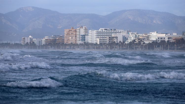 Orkanböen, starker Wellengang und Regen erlebten die Mallorquiner wie Besucher der Insel am Wochenende (Archivbild).