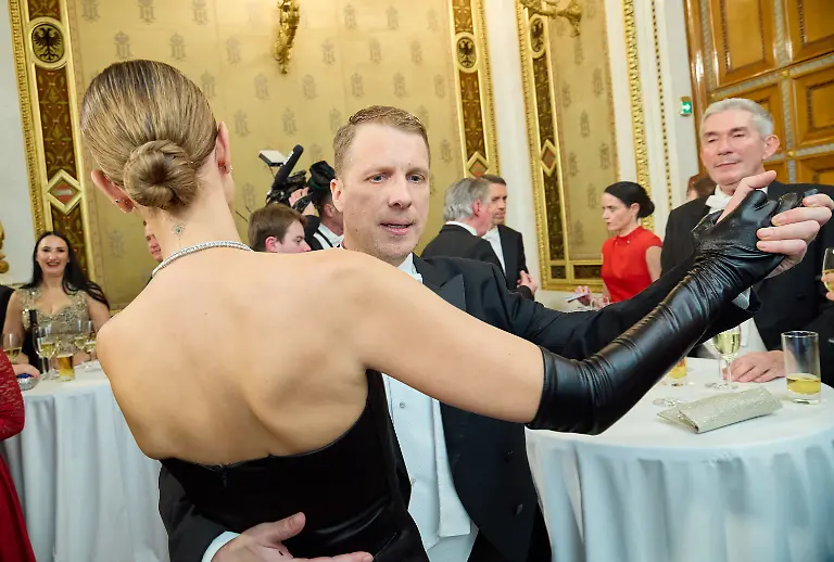 epi-217599401-ACTIONPRESS-FOTO-ONLINE-action-43762145-jpg-Wiener-Opernball-202