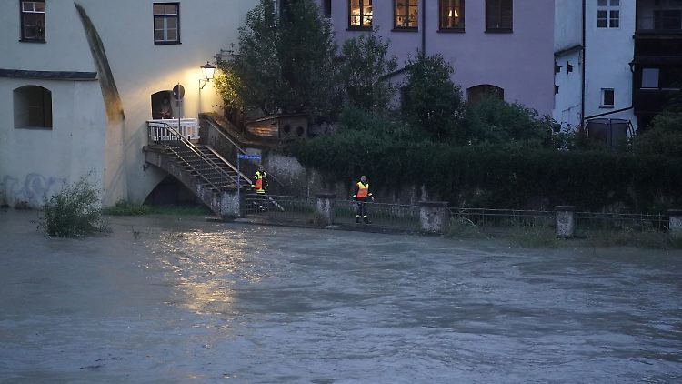 Der Inn führt aufgrund andauernder starker Regenfälle in Tirol und Bayern sehr viel Wasser.
