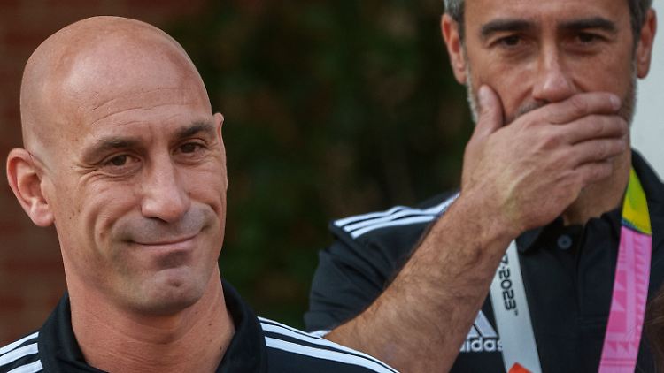 Luis Rubiales (l.), Präsident des spanischen Fußballverbandes RFEF, und Jorge Vilda, Trainer der Frauen-Nationalmannschaft.