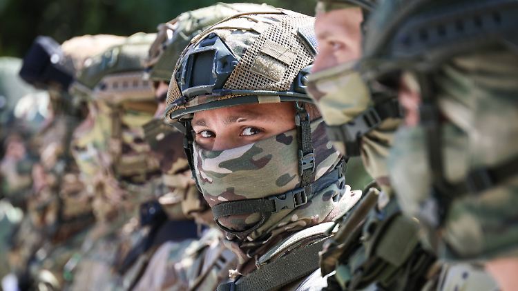 Russische Soldaten bei einem Appell in der Ukraine.