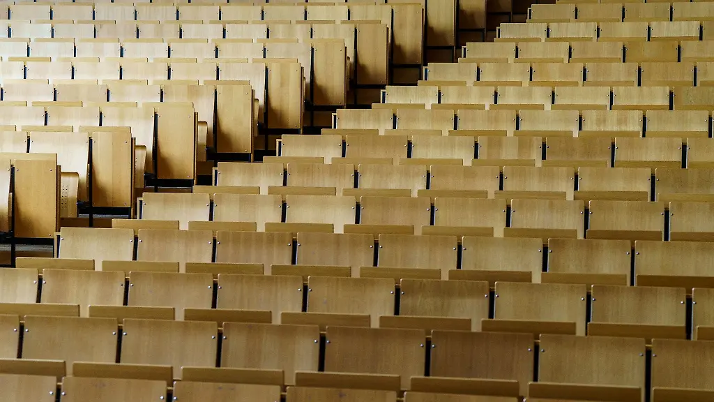 Auf-dem-Campus-Westend-der-Johann-Wolfgang-Goethe-Universitaet-sind-die-Sitzflaechen-in-einem-Hoersaal-hochgeklappt