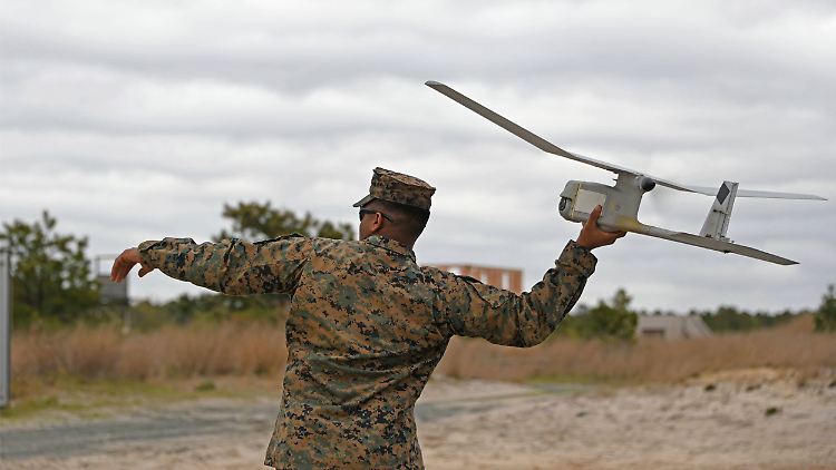 Ein US-Soldat mit einer Aufklärungsdrohne vom Typ RQ-11 Raven. 