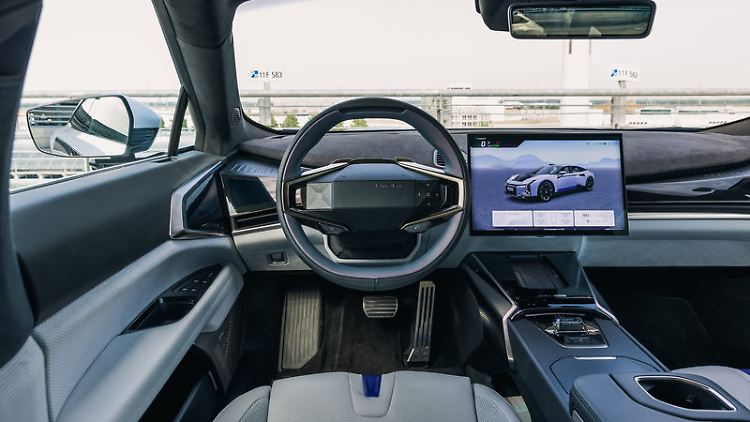 Blick ins Cockpit des Hiphi Z, mit Bildschirm als zentralem Infotainment-Element.