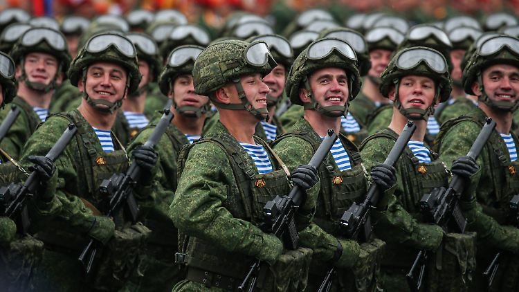 Russische Soldaten während der Militärparade zum Tag des Sieges über Nazi-Deutschland im Mai 2021 in Moskau. 