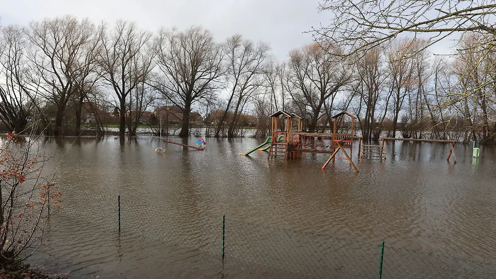 Ein-Kinderspielplatz-ist-durch-das-Hochwasser-des-Flusses-Helme-ueberflutet