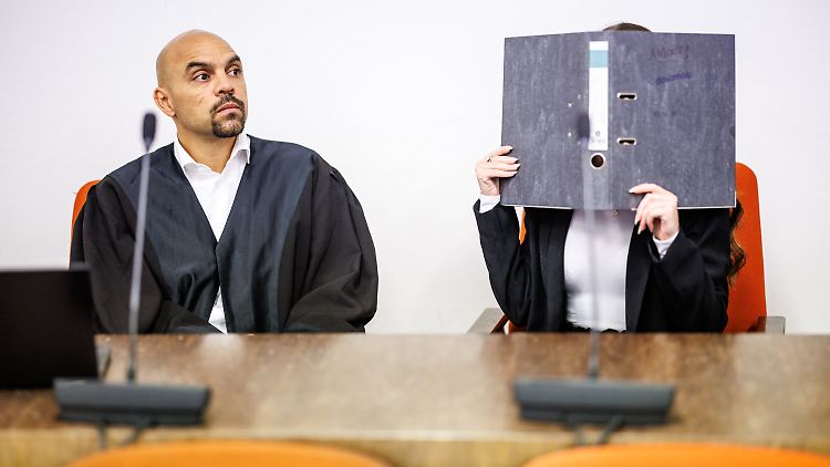 Die Angeklagte Jennifer W. sitzt neben ihrem Rechtsanwalt im Oberlandesgericht München.