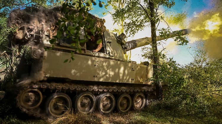 Eine ukrainische Panzerhaubitze im Einsatz.