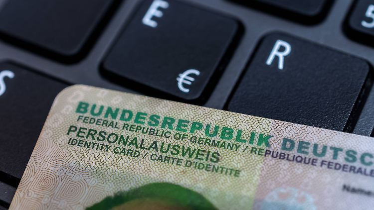 In neueren Personalausweisen ist eine Online-Ausweisfunktion (eID) aktiviert. 