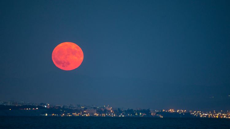Der August-Vollmond, der auch  Supermond genannt wurde, stieg in der Nacht zum 1. August 2023 auf, hier über der griechischen Hafenstadt Thessaloniki.