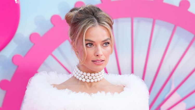 Margot Robbie spielt im "Barbie"-Film die "stereotype Barbie".  