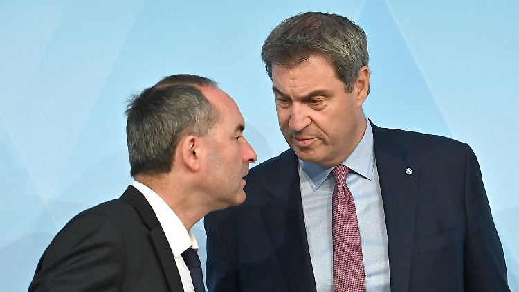 Ohne ihn würde es schwierig, aber mit ihm womöglich auch: Kurz vor der Landtagswahl stellt sich Markus Söder vor seinen Wirtschaftsminister Hubert Aiwanger. 