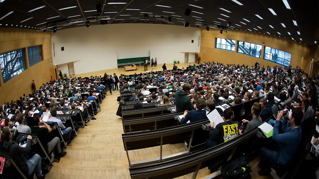 Studierende-sitzen-am-Tag-der-offenen-Hochschultuer-in-einem-Hoersaal-der-Technischen-Universitaet-TU-Dresden