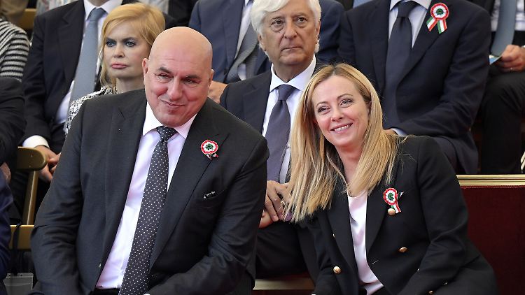 Im Streit um die Suspendierung von General Vannacci ließ Ministerpräsidentin Meloni ihren Verteidigungsminister und Parteifreund Crosetto (l.) bislang im Regen stehen.