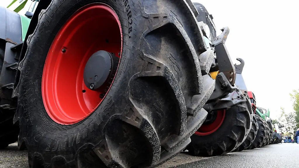 Traktoren-von-demonstrierenden-Landwirten-nebeneinander