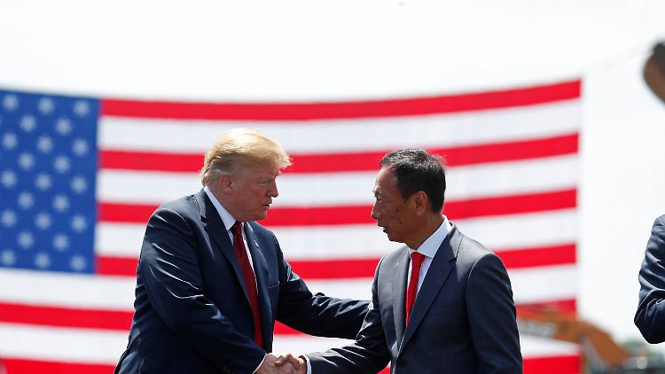 Terry Gou wird aufgrund seines selbstbewussten Auftretens und seiner politischen Ambititonen mit Donald Trump verglichen. Anders als der Ex-US-Präsident kann Gou allerdings auf eine extrem erfolgreiche Bilanz als Unternehmer hinweisen, während er politisch bisher glücklos blieb.