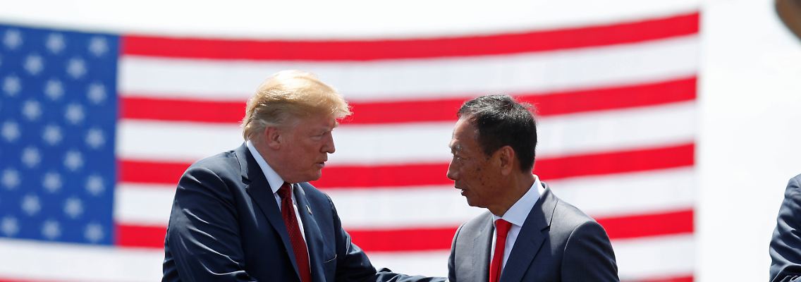 2018-06-28T181207Z_1614811640_RC1C6CDAC080_RTRMADP_3_USA-TRUMP.JPG