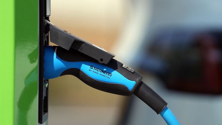 Mobilität mit Umweltbezug: Die Umweltprämie für E-Autos wird 2024 von 4500 auf 3000 Euro gekürzt. Insgesamt steigt die Staats-Quote bei Klimahilfen. 