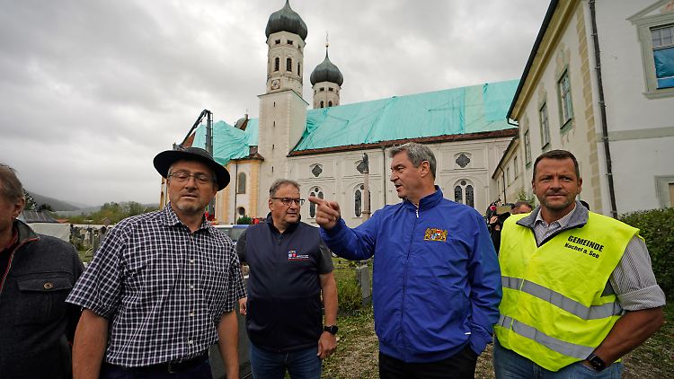 "Wir lassen niemanden allein", sagte Söder in Benediktbeuern, wo er sich ein Bild von den Zerstörungen macht.