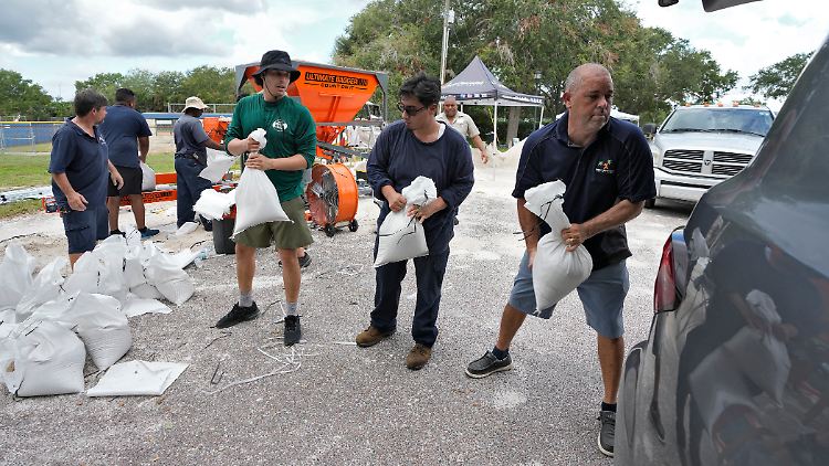 Mit Windgeschwindigkeiten von mehr als 180 Kilometern pro Stunde soll "Idalia" an der Westküste Floridas auf Land treffen.