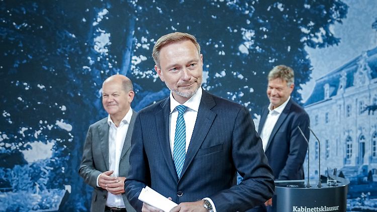 Noch haben alle drei gut lachen: Im Streit um den Industriestrom neigt Scholz eher zu Lindner als zu Habeck. 