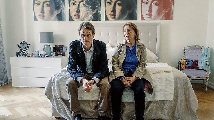 Die Kriminalhauptkommissare Felix Voss (Fabian Hinrichs) und Paula Ringelhahn (Dagmar Manzel) in einer Szene des "Tatort: Die Nacht gehört dir" von 2020. 